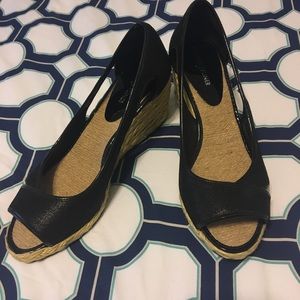 NWOT Donald Pliner black wedges